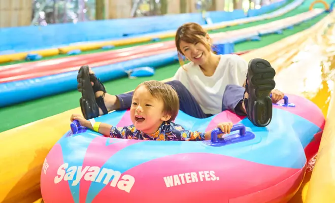 水遊びで大はしゃぎする子供達 1
