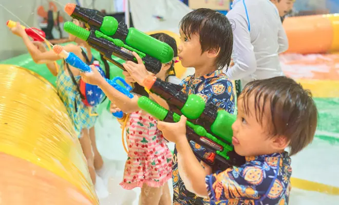 水遊びで大はしゃぎする子供達 3